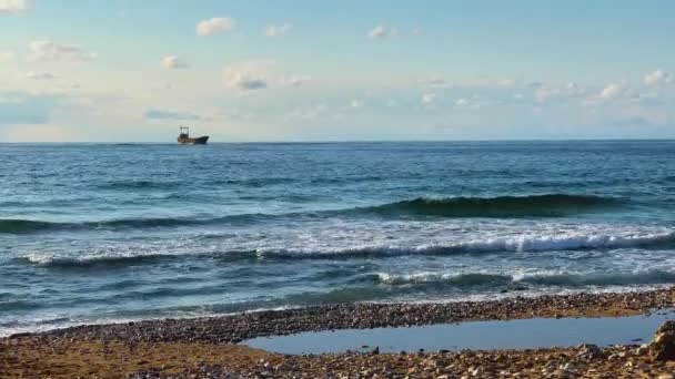 デメトリオス2世はキプロスのパフォスで昼間に難破した 地中海で撮影された — ストック動画