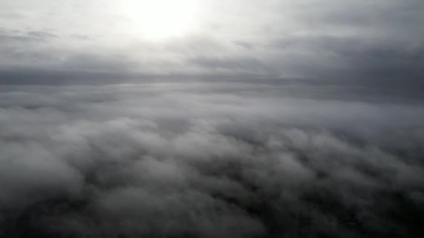 Vista Aerea Sopra Nebbia Basso Livello Nube Sole Scoppiare Attraverso — Video Stock