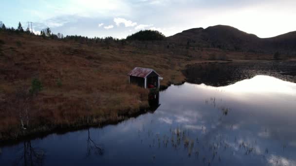 Casa Galleggiante Vicino Lago Norvegia — Video Stock