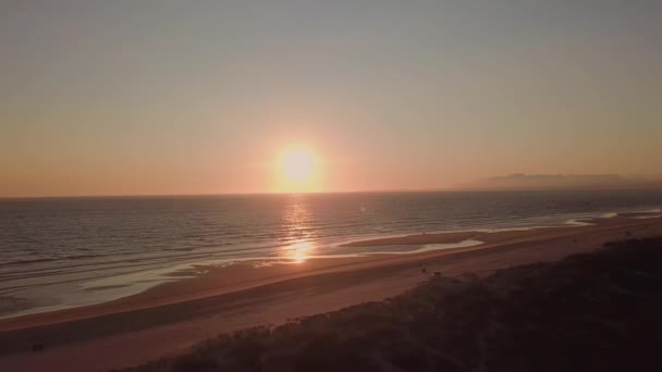 Drone Vliegt Richting Zonsondergang Het Strand — Stockvideo