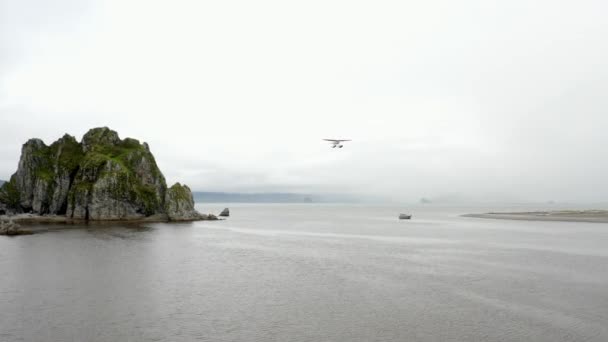 Float Plane Voando Sobre Uma Ilha Alasca Dia Nublado Tiro — Vídeo de Stock