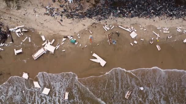 Plastové Kovové Trosky Jsou Roztroušeny Podél Pobřeží Pláže Malibu Vietnamu — Stock video