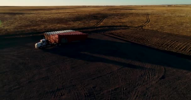 Een Brede Baan Van Een Fracking Pad Tijdens Zonsondergang Als — Stockvideo