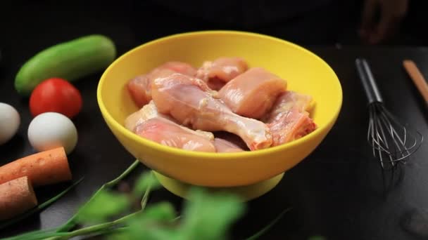 Dodawanie Soli Przypraw Kawałków Kurczaka Żółtej Misce Marynacji Masala — Wideo stockowe