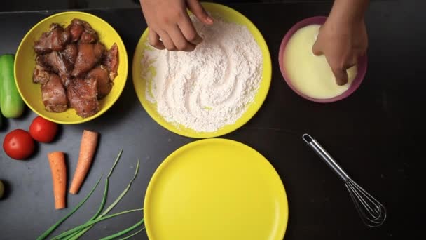 Mergulhando Pedaços Frango Leitelho Seguida Farinha Especiarias Mistura Masala Preparando — Vídeo de Stock