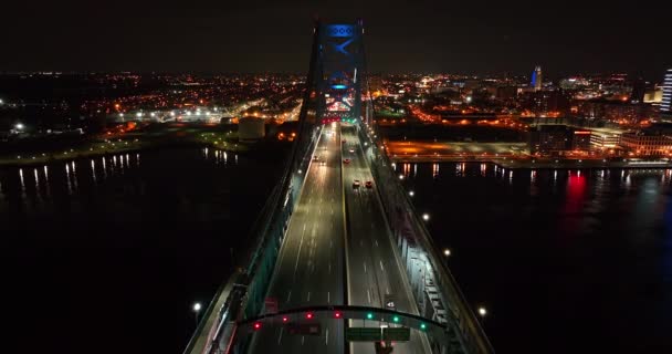 Trafiğin Üzerindeki Hava Aracı Gece Vakti Nehir Üzerindeki Asma Köprüde — Stok video