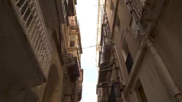 Iniciación Como Disparo Callejón Estrecho Con Edificios Altos Birgu Malta — Vídeos de Stock