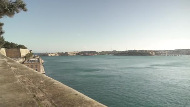 地中海と港とバレッタのパノラマビュー — ストック動画