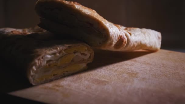 Roterende Zelfgemaakte Lekker Vers Gevouwen Gouden Kaas Tortilla Snijplank — Stockvideo