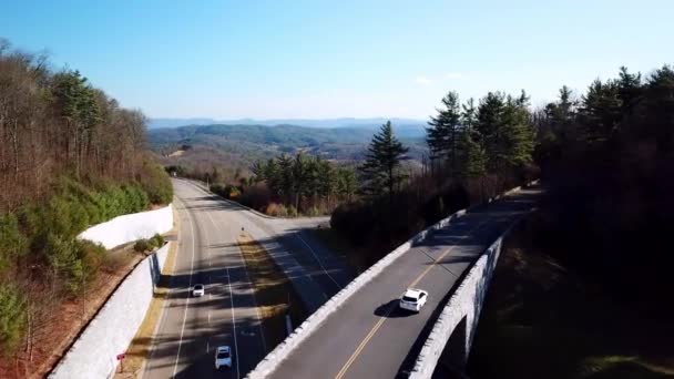 Impulso Aéreo Sobre Ponte Azul Cume Parkway Perto Boone Soprando — Vídeo de Stock