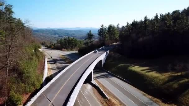 Auto Guida Sopra Blu Cresta Parkway Ponte Aereo Vicino Boone — Video Stock