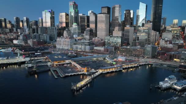 Cinematic Aerial Drone Night Shot Alaskan Way Waterfront Pike Place — Stock Video