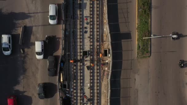 Снимок Воздуха Рабочих Площадке Трамвая Оживленном Бульваре — стоковое видео
