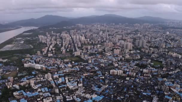 Widok Lotu Ptaka Przedmieścia Bombaju Krajobraz Miejski Wzdłuż Vasai Creek — Wideo stockowe