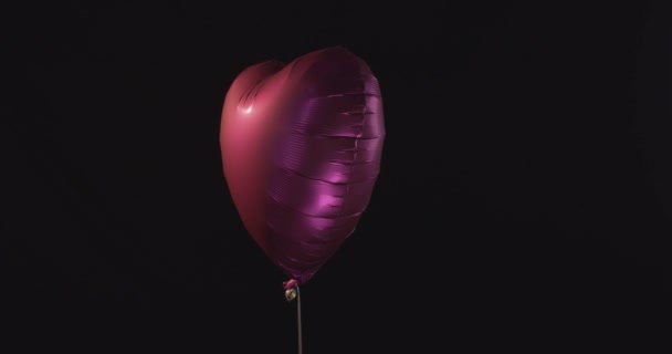 Hartvormige Ballon Drijvend Kamer Met Dramatische Verlichting Close Statisch — Stockvideo