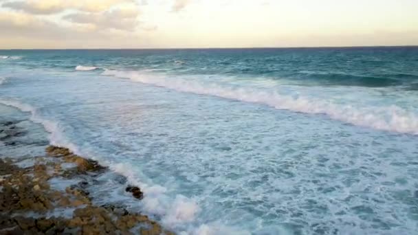 Perspective Drone Waves Crashing Shore Beach Tulum Mexico — Stock Video