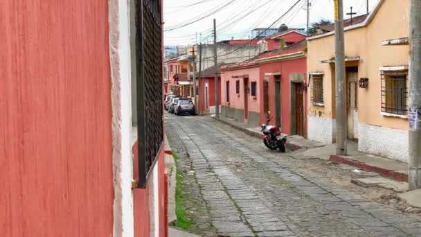 Motorrad Das Der Colonial Cobblestone Street Der Zentralamerikanischen Hochlandstadt Quetzaltenango — Stockvideo