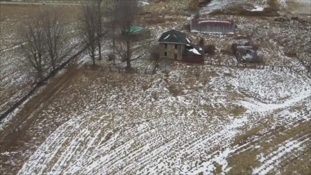 冬季废墟中被遗弃的旧农舍的空中鸣枪 — 图库视频影像