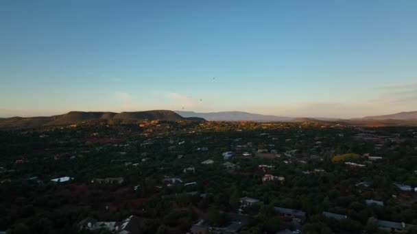 Široký Filmový Soumrak Drone Záběr Sedona Arizona Západem Slunce Dálce — Stock video