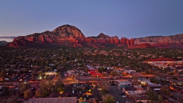 Drone Crepúsculo Cinematográfico Largo Tiro Sedona Arizona Com Montanha Mesa — Vídeo de Stock