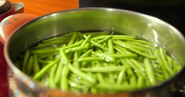 新鲜的青豆放在锅里的水里 — 图库视频影像