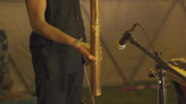 Nahaufnahme Einer Person Die Ein Traditionelles Regenbogeninstrument Spielt Palo Lluvia — Stockvideo