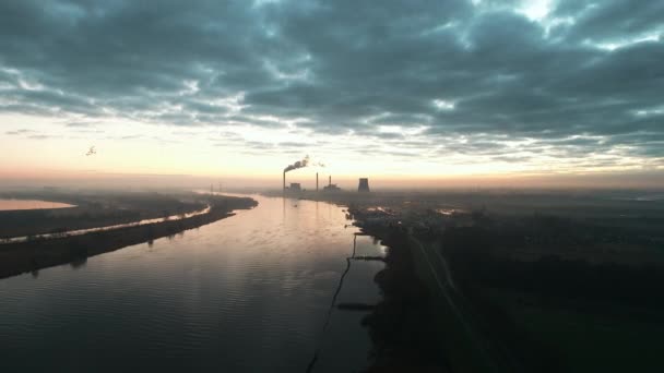 Гиперлапс Над Голландской Рекой Утренним Туманом Медленно Покрывающим Ландшафт — стоковое видео