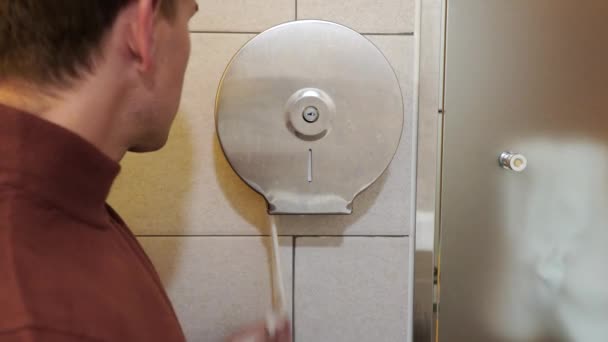 酒店内的男性客人从壁挂式组织分配器中取出厕所组织 — 图库视频影像