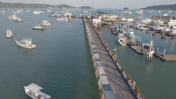 Dron Letí Přes Most Obklopený Loděmi Pláži Thajsku — Stock video