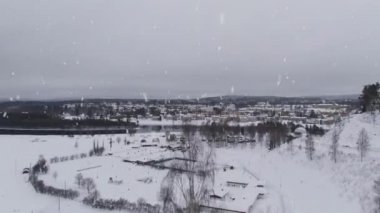 İsveç 'in soğuk ikonik manzarası. Kar yağışı sırasında küçük bir kasaba.
