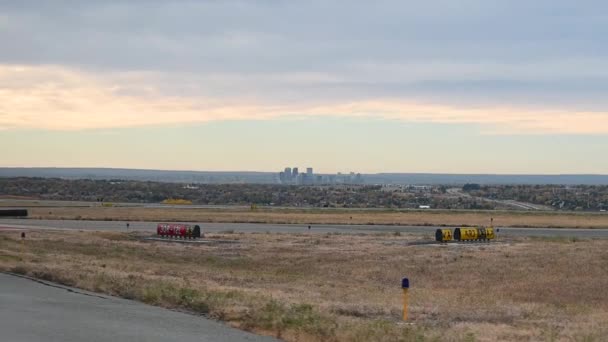 Vista Denver Colorado Mientras Grava Pista Cessna 182 Mano — Vídeo de stock