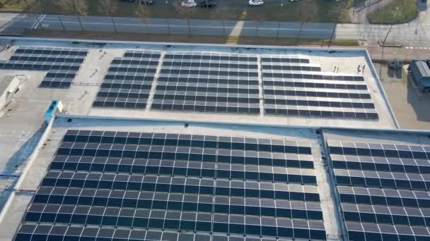 Solarfeld Auf Dach Eines Industriegebäudes Überflogen Drohne Fliegt Rückwärts — Stockvideo