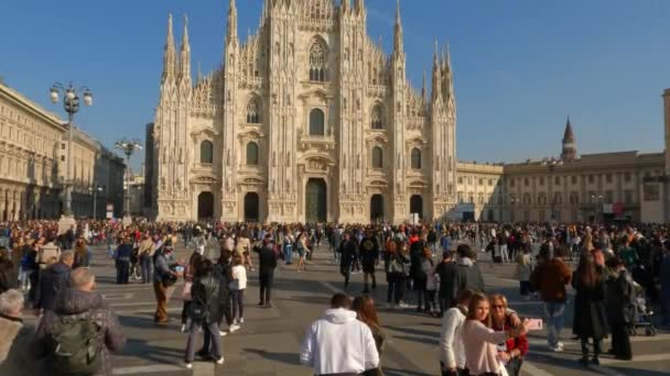 米兰主教座堂 Duomo Milano 或米兰主教座堂 Milan Cathedral 位于意大利拥挤的广场上 120 Fps — 图库视频影像