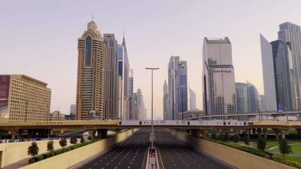 Пустое Шоссе Е11 Дубае Uae Толпой Людей Обочине Время Пробега — стоковое видео