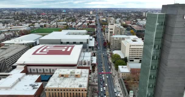 Temple University Building Campus Aerial Reveals Logo Rooftop Sports Facility — Stock Video