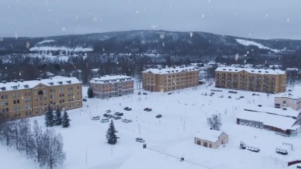 Antiguos Edificios Apartamentos Renovados Durante Nevada Vista Aérea Volar Hacia — Vídeo de stock