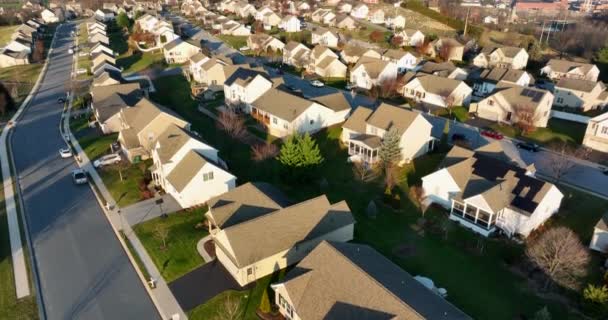 Rising Aerial Révèle Une Grande Communauté Quartier Résidentiel Aux États — Video