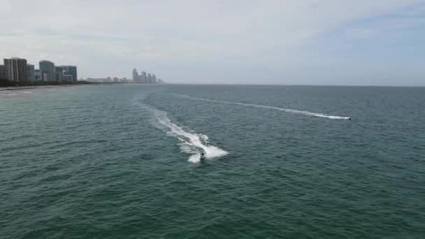 Miami Beach Aerial Jet Skis Zig Zag Calma Azul Oscuro — Vídeos de Stock