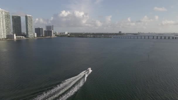 Seguito Aerea Come Motori Barca Biscayne Bay Vicino Tuttle Causeway — Video Stock