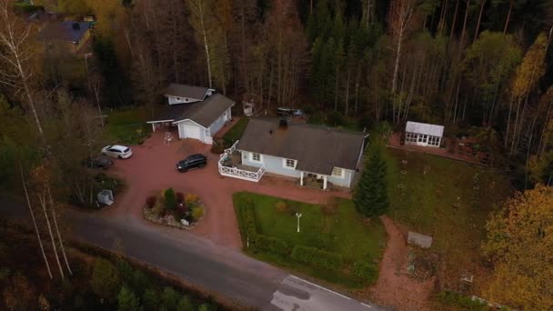 Luftaufnahme Rund Ein Haus Mitten Herbstwald Kreis Drohnenschuss — Stockvideo