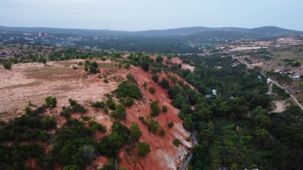 Υψώνεται Πάνω Από Κόκκινες Αμμόλοφους Και Μια Όαση Κοντά Ένα — Αρχείο Βίντεο