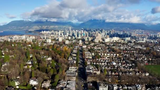 Flygfoto Centrum Vancouver Över Oak Street Yaletown Skyline Shore Mountains — Stockvideo