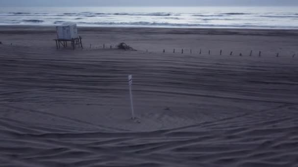 Luftfahrt Rund Lifeward Stehen Strand Der Morgendämmerung Und Ruhige Wellen — Stockvideo