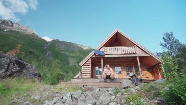 Shirtless Man Tourist Relaxing Sitting Front Porch Steps Wooden Cabin — Αρχείο Βίντεο