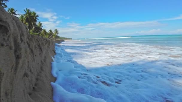 Piankowe Fale Morskie Myjące Piaszczystą Plażę Playa Coson Las Terrenas — Wideo stockowe