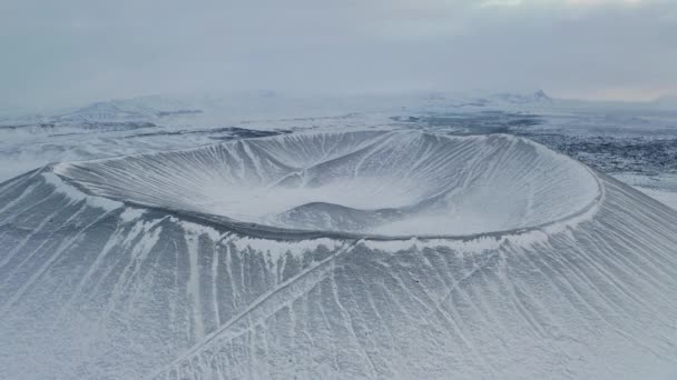 Letecký Zpětný Záběr Zasněženého Kráteru Hverfjall Sopky Během Oblačného Dne — Stock video