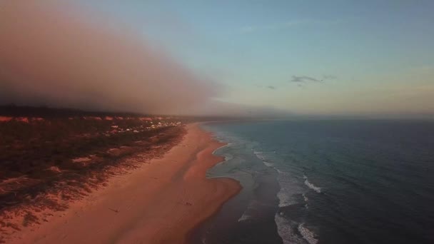 Пролетая Мимо Пляжа Природного Парка Закате — стоковое видео