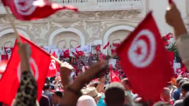 Tüntetők Ezrei Hordoznak Zászlókat Egy Tüntetés Során Támogatva Tunéziai Elnököt — Stock videók