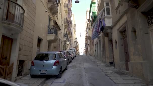 Valletta Daki Dik Tepe Park Halindeki Araba Binalarla Balkonlarda Çamaşırhane — Stok video