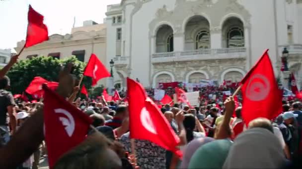 Manifestantes Acenando Com Bandeira Mostrando Apoio Líder Tunisiano Kais Saied — Vídeo de Stock